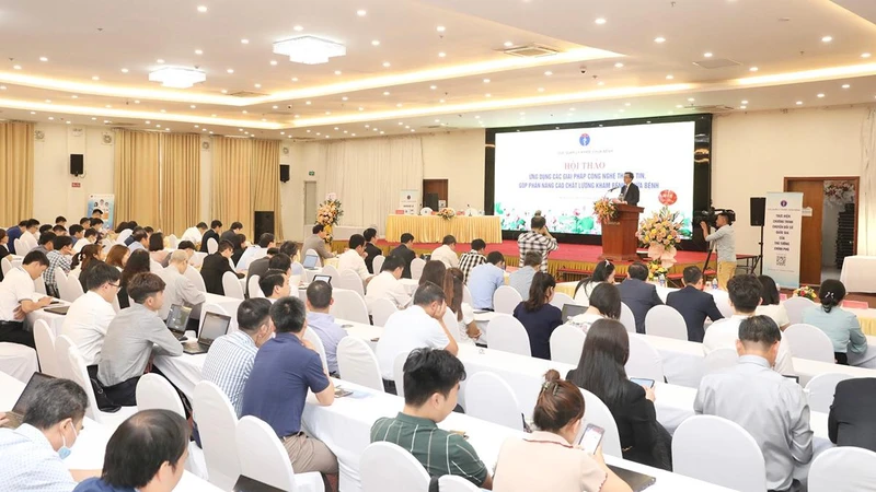 Thứ trưởng Y tế Trần Văn Thuấn phát biểu ý kiến tại hội thảo.
