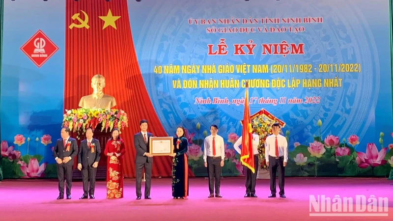 Quang cảnh ngành Giáo dục và Đào tạo Ninh Bình đón nhận Huân chương Độc lập hạng Nhất.