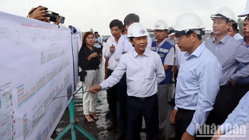 Bộ trưởng Giao thông vận tải Nguyễn Văn Thắng kiểm tra cao tốc Phan Thiết – Dầu Giây, đoạn qua địa bàn tỉnh Đồng Nai.