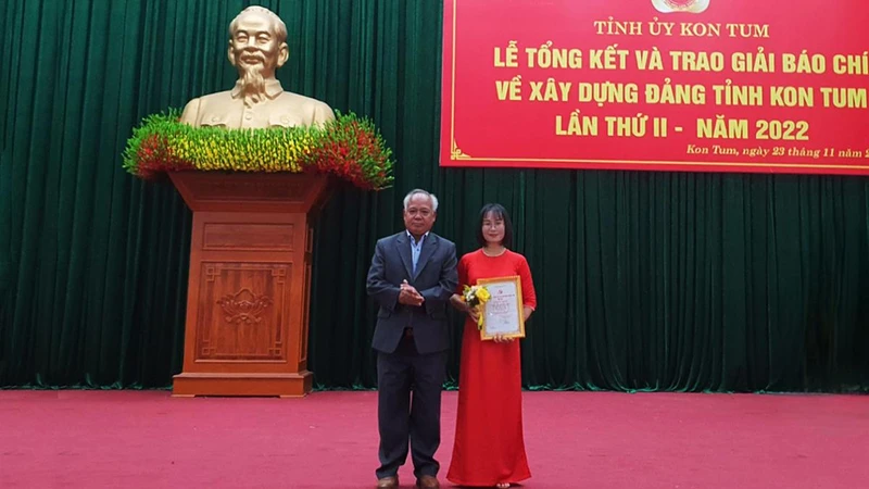Phó Bí thư Thường trực Tỉnh ủy Kon Tum A Pớt trao giải A duy nhất cho tác giả Hoài Tiến.