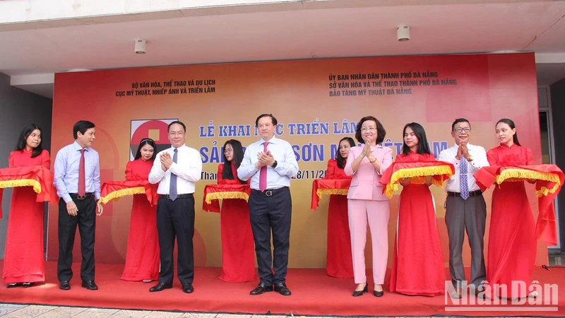 Thứ trưởng Bộ Văn hóa, Thể thao và Du lịch Tạ Quang Đông và các đại biểu cắt băng khai mạc triển lãm.