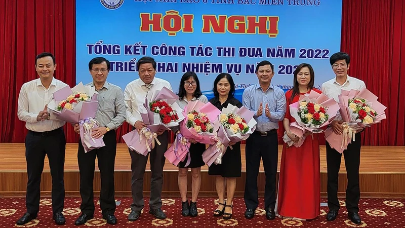 Các đồng chí đại diện lãnh đạo tỉnh Hà Tĩnh tặng hoa chúc mừng Hội Nhà báo 6 tỉnh bắc Trung Bộ. 