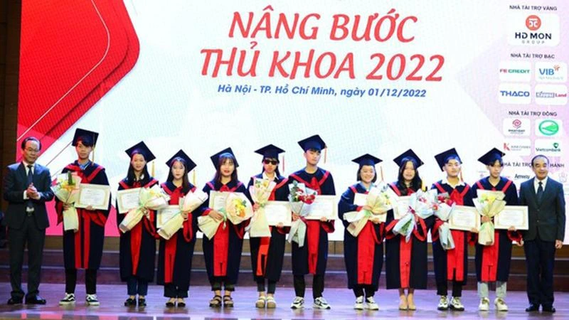 Thứ trưởng Giáo dục và Đào tạo Hoàng Minh Sơn và Hiệu trưởng Trường Đại học Y Hà Nội Nguyễn Hữu Tú trao khen thưởng cho các sinh viên tại điểm cầu Hà Nội.