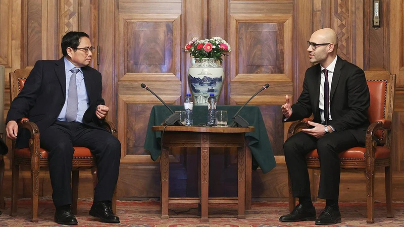 Thủ tướng Phạm Minh Chính gặp Tiến sĩ Marcin Czepelak, Tổng Thư ký Tòa Trọng tài thường trực. (Ảnh: TTXVN)