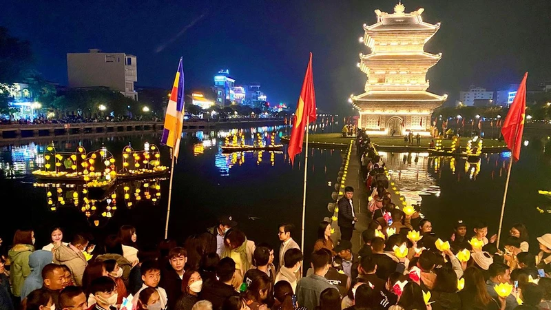 Một góc quần thể tâm linh Kỳ Lân sơn tự ở Ninh Bình đang hút khách du lịch về đêm.