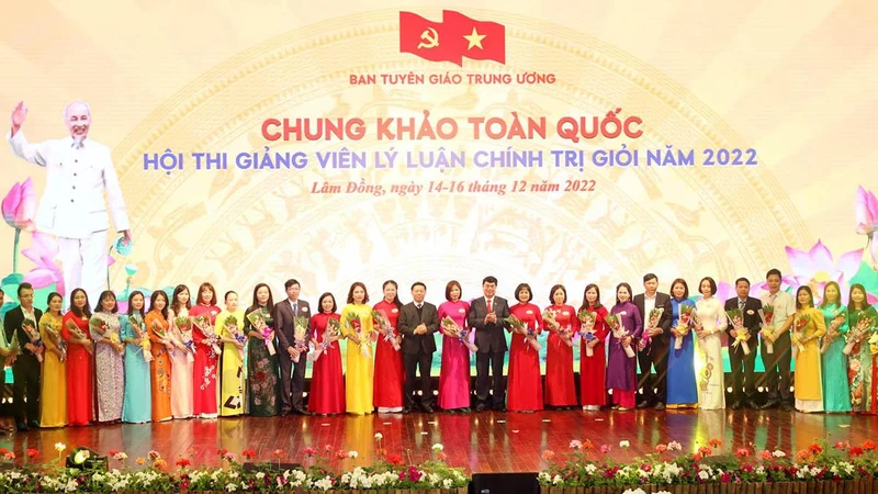 Lãnh đạo Ban Tuyên giáo Trung ương và tỉnh Lâm Đồng tặng hoa cho 38 thí sinh dự thi.