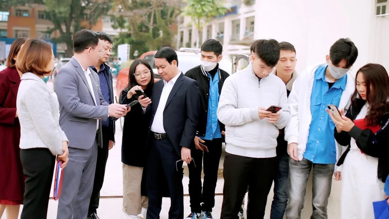Đại biểu tham gia thực hành Ứng dụng Kết nối thanh thiếu niên cùng học sinh thành phố Yên Bái.