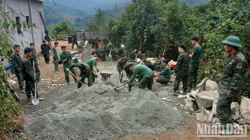 Cán bộ, chiến sĩ Trung đoàn 852 (Bộ Chỉ huy Quân sự tỉnh Cao Bằng) giúp dân bê-tông hóa đường giao thông nông thôn.