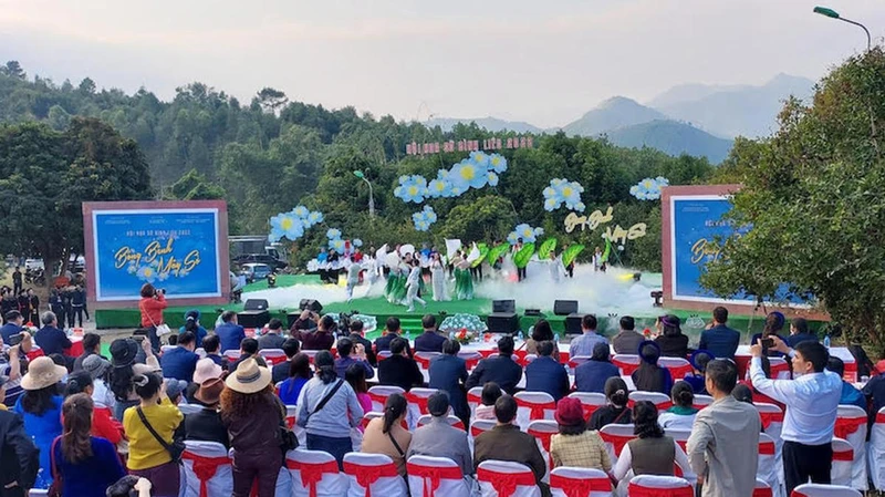 Quang cảnh khai mạc Hội hoa sở Bình Liêu năm 2022.