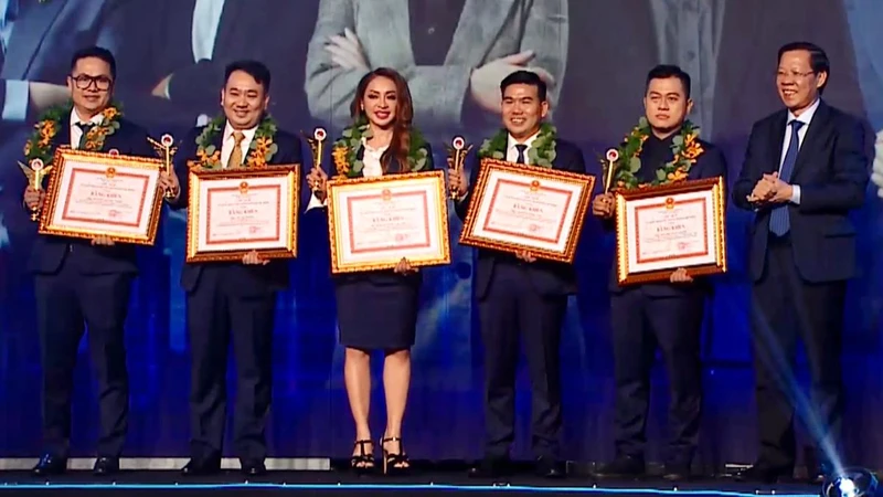 Các doanh nhân nhận giải thưởng “Doanh nhân trẻ xuất sắc Thành phố Hồ Chí Minh”.