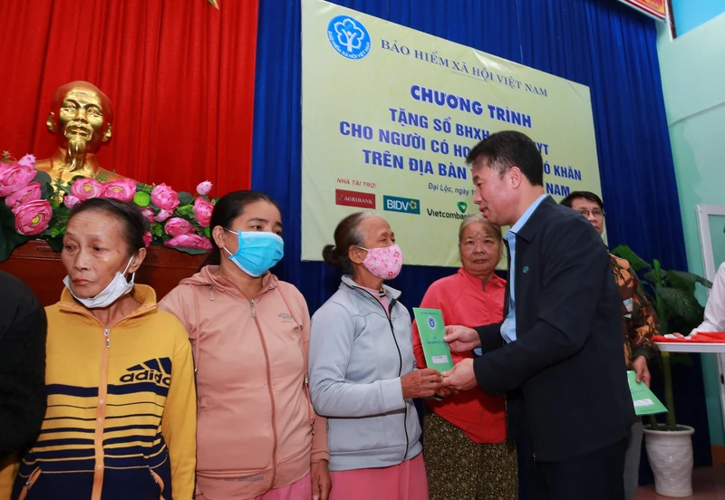 Tổng Giám đốc Nguyễn Thế Mạnh trao sổ bảo hiểm xã hội cho người dân khó khăn tại huyện Đại Lộc (Quảng Nam).
