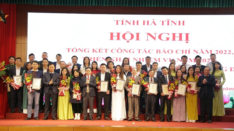Đại diện lãnh đạo tỉnh Hà Tĩnh tặng hoa chúc mừng các tác giả có tác phẩm đạt giải