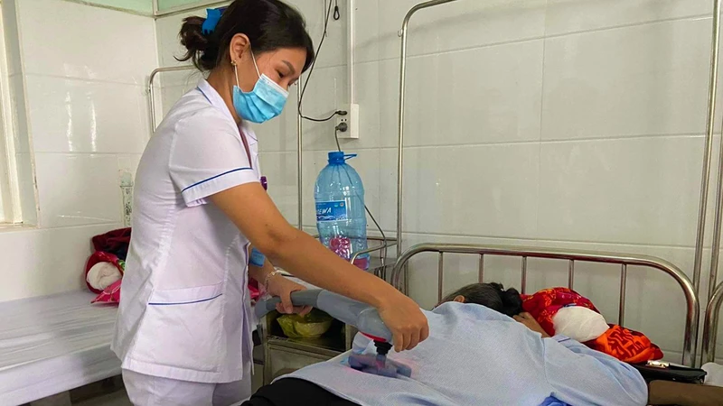 Điều trị cho người bệnh tại Bệnh viện y dược học cổ truyền Quảng Bình.