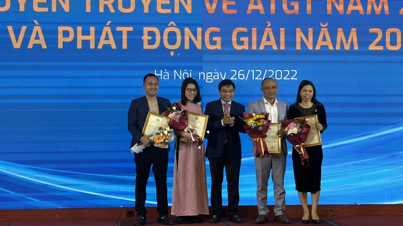 Bộ trưởng Giao thông vận tải Nguyễn Văn Thắng trao giải Nhất cho các tác giả đoạt giải.