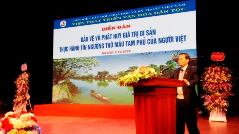 Tiến sĩ Lê Doãn Hợp, Chủ tịch HĐQL Viện Phát triển văn hóa dân tộc phát biểu tại diễn đàn.