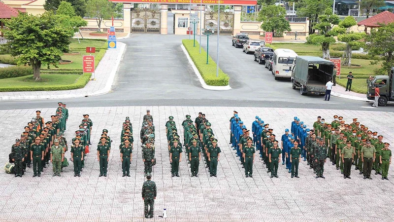 Các lực lượng tham gia cơ động hành, trú quân dã ngoại về xã Song Phụng, huyện Long Phú.