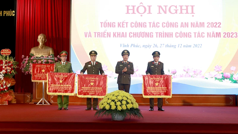 Thứ trưởng Công an Lê Văn Tuyến trao Bằng khen của Thủ tướng Chính phủ tặng các tập thể có thành tích xuất sắc.