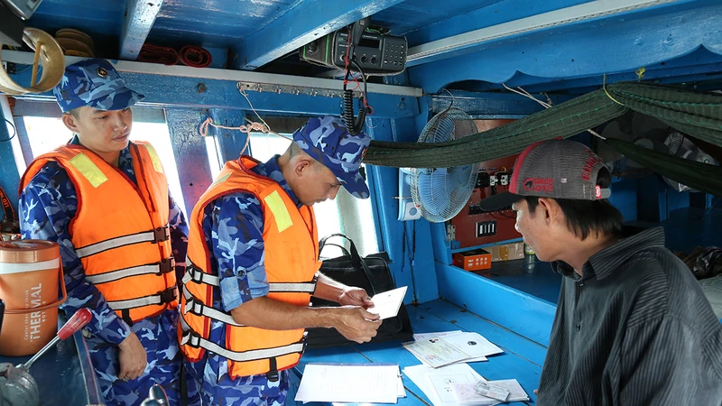 Lực lượng Cảnh sát biển kiểm tra giấy tờ tàu đánh cá mang số hiệu TG-91387-TS do ông Trần Vũ Huy làm thuyền trưởng. 