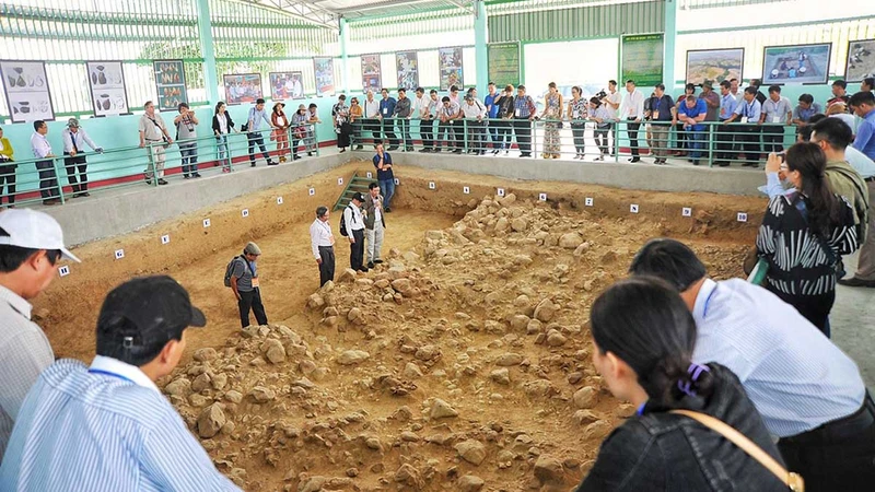Việc khai quật di tích sơ kỳ Đá cũ Rộc Tưng-Gò Đá (thị xã An Khê) thu hút sự quan tâm của nhiều nhà khoa học.