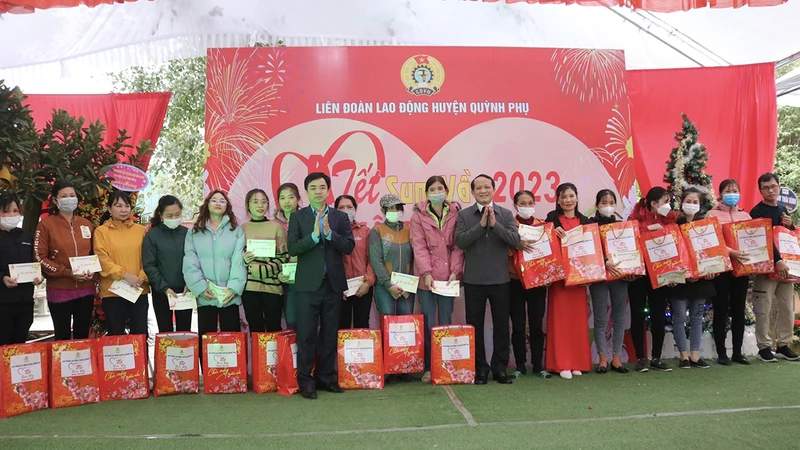Liên đoàn Lao động huyện Quỳnh Phụ (tỉnh Thái Bình) trao 381 suất quà cho đoàn viên, người lao động với tổng số tiền hơn 429 triệu đồng.