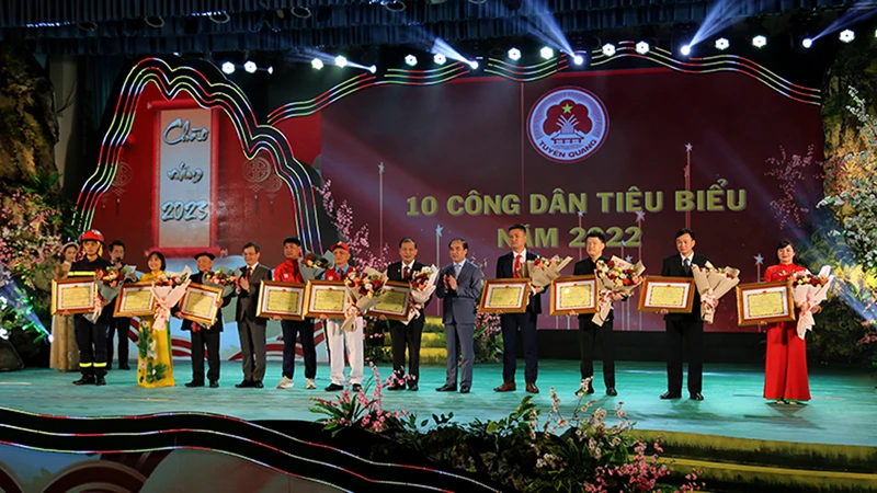 Vinh danh 10 công dân tiêu biểu tỉnh Tuyên Quang năm 2022.