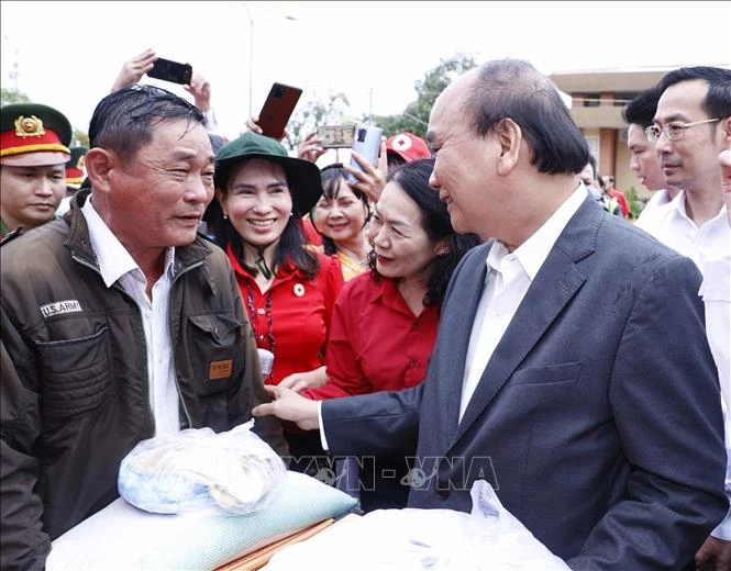 Chủ tịch nước Nguyễn Xuân Phúc với nhân dân huyện Hòn Đất. (Ảnh: TTXVN)