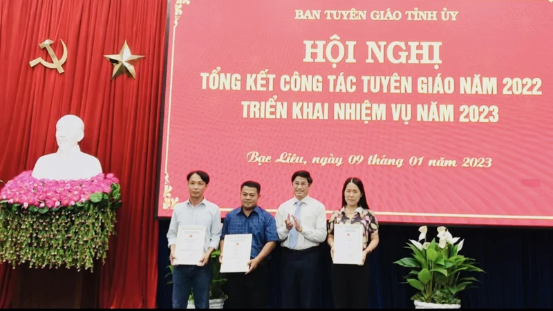 Lãnh đạo tỉnh Bạc Liêu trao Giải báo chí Búa liềm vàng năm 2022 cho các tác giả đoạt giải cao.