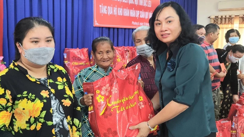 Phó chủ tịch UBND thành phố Bạc Liêu Đỗ Ái Lam tặng quà các hộ nghèo ở phường 8, thành phố Bạc Liêu.