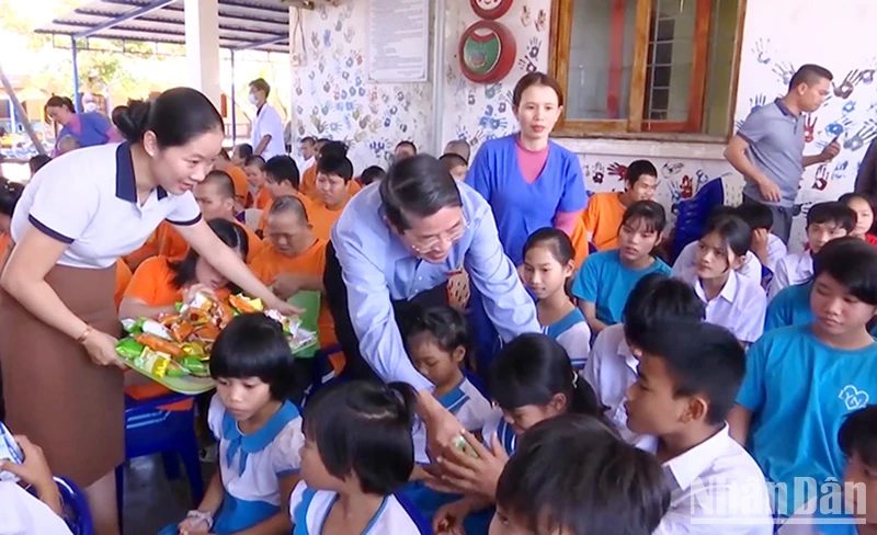 Phó Chủ tịch Quốc hội Nguyễn Đức Hải tặng quà trẻ em tại Trung tâm Bảo trợ nạn nhân chất độc da cam/dioxin và trẻ em khuyết tật Quảng Nam.
