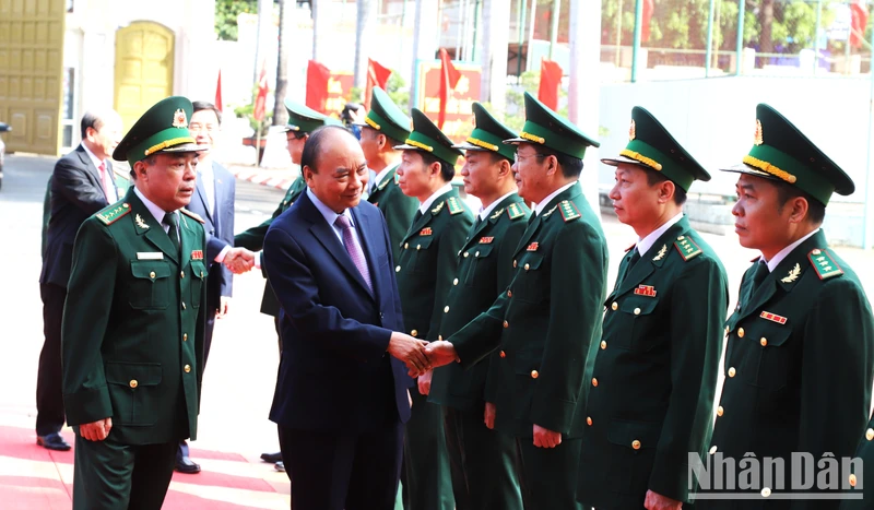 Chủ tịch nước Nguyễn Xuân Phúc đến thăm, chúc Tết cán bộ, chiến sĩ Bộ Chỉ huy Bộ đội Biên phòng tỉnh Đắk Lắk.