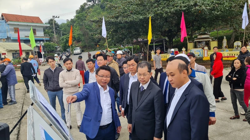 Bí thư Thành ủy Đà Nẵng Nguyễn Văn Quảng nghe báo cáo tiến độ thi công dự án bến cảng Liên Chiểu-Phần cơ sở hạ tầng dùng chung.