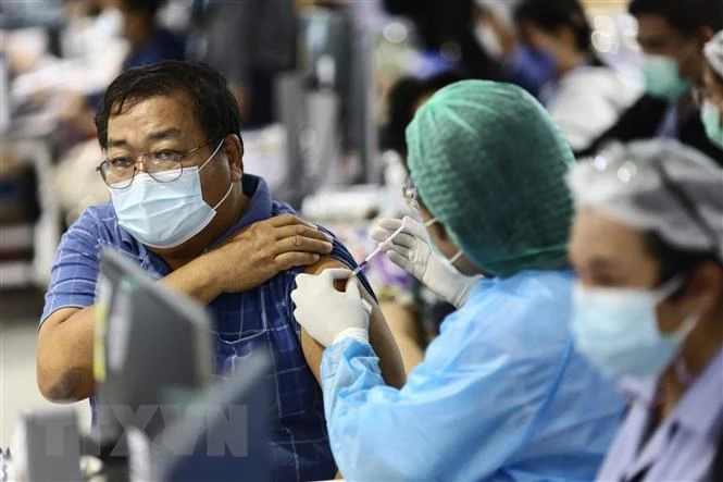 Nhân viên y tế tiêm vaccine phòng Covid-19 cho người dân tại Bangkok, Thái Lan ngày 15/12/2021. (Ảnh: AFP/TTXVN)