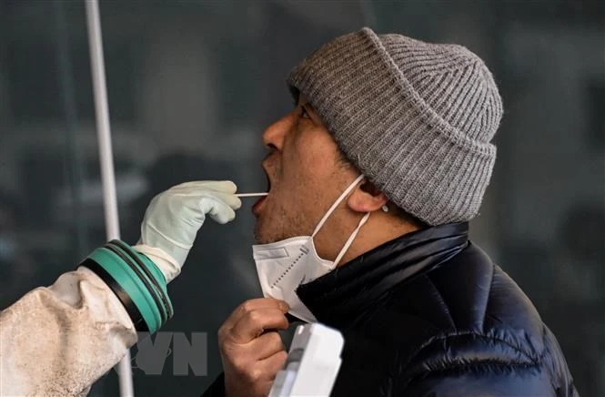 Nhân viên y tế lấy mẫu xét nghiệm Covid-19 cho người dân tại Bắc Kinh, Trung Quốc ngày 26/12/2022. (Ảnh: AFP/TTXVN)