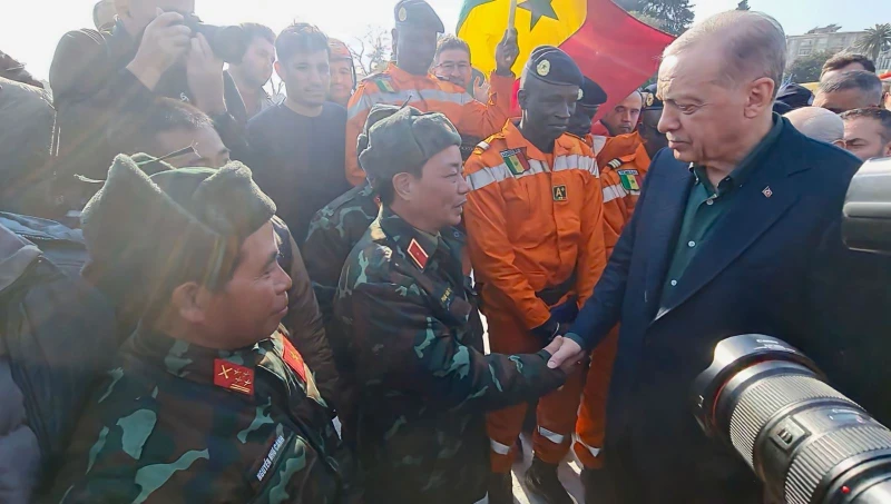 Tổng thống Thổ Nhĩ Kỳ đến thực địa cảm ơn lực lượng tìm kiếm cứu nạn của Việt Nam. 