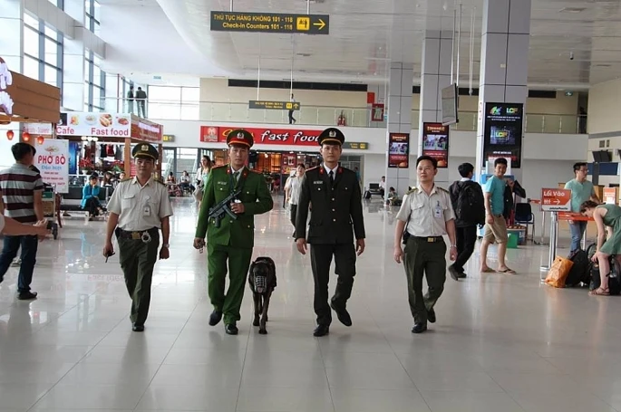Phối hợp kiểm tra an ninh tại Cảng hàng không quốc tế Nội Bài.