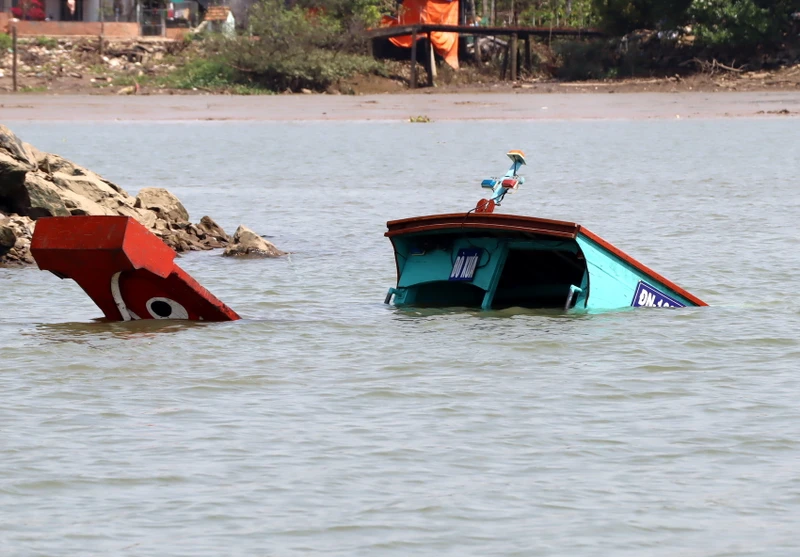 Thuyền chở khách chìm trên sông Đồng Nai được kéo vào khu vực gần bờ.