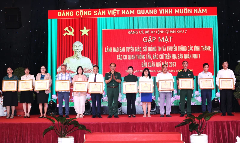 Thiếu tướng Hoàng Đình Chung, Chủ nhiệm Chính trị Quân khu 7 tặng bằng khen cho các tập thể có thành tích xuất sắc trong phối hợp tuyên truyền hoạt động của lực lượng vũ trang Quân khu năm 2022. (Ảnh: baoquankhu7.vn)