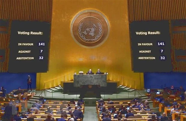 Toàn cảnh phiên bỏ phiếu của Đại hội đồng Liên hợp quốc thông qua Nghị quyết kêu gọi chấm dứt xung đột Nga-Ukraine ngày 23/2. (Ảnh: AFP/TTXVN)