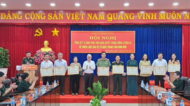 Bí thư Tỉnh ủy Bình Dương Nguyễn Văn Lợi trao tặng Bằng khen của Chủ tịch Ủy ban nhân tỉnh cho các tập thể.