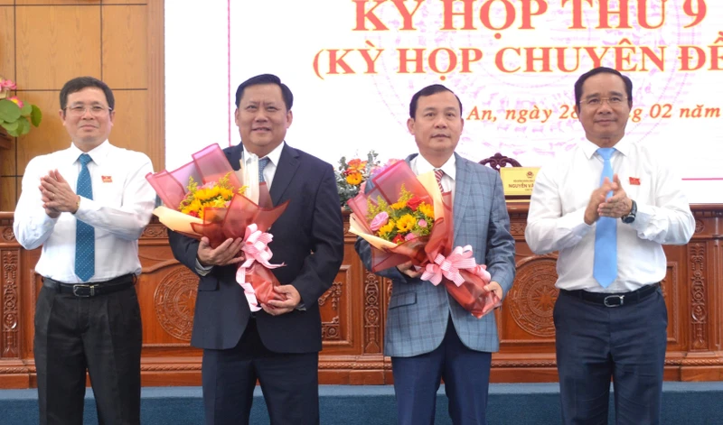 Bí thư Tỉnh ủy Long An Nguyễn Văn Được (bìa trái) và Phó Chủ tịch Hội đồng nhân dân tỉnh Mai Văn Nhiều (bìa phải) tặng hoa chúc mừng ông Huỳnh Văn Sơn (bên trái) và ông Hồ Văn Xuân (bên phải).
