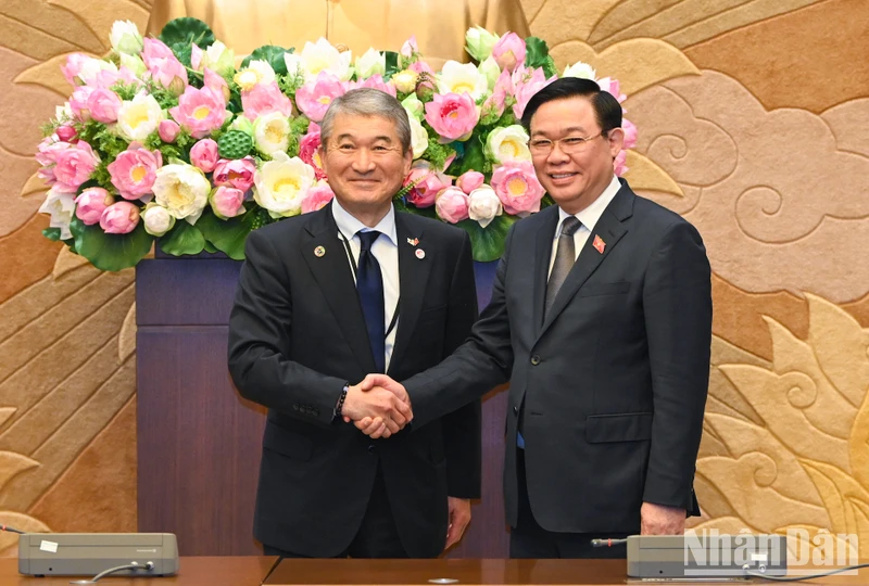 Chủ tịch Quốc hội Vương Đình Huệ chào mừng lãnh đạo Liên đoàn các tổ chức kinh tế Nhật Bản.