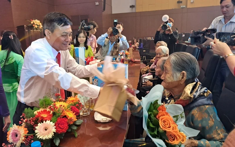 Đồng chí Nguyễn Văn Lộc, Ủy viên Ban Thường vụ, Trưởng Ban Dân vận Tỉnh ủy, Chủ tịch Ủy ban Mặt trận Tổ quốc Việt Nam tỉnh Bình Dương trao tặng hoa và quà cho các Mẹ Việt Nam Anh hùng.