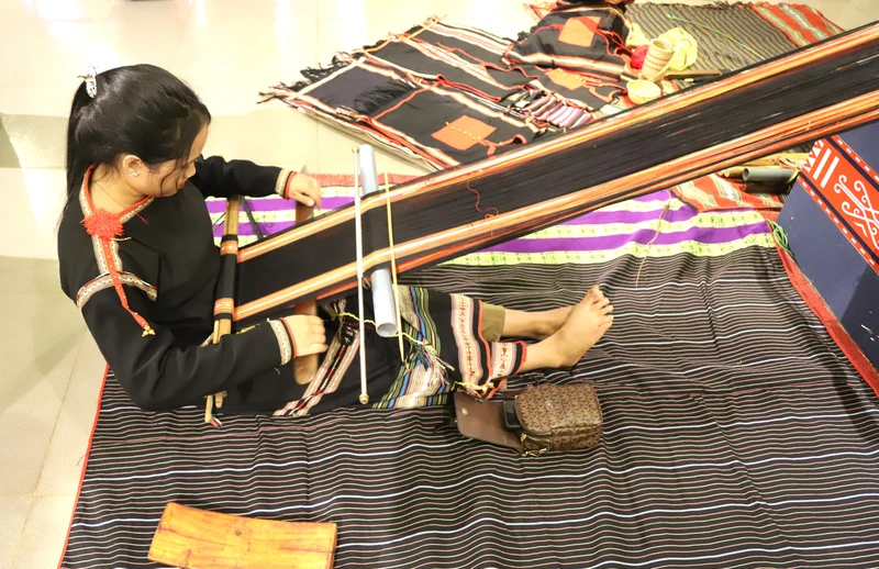 Tại Trưng bày chuyên đề “Trang phục truyền thống các dân tộc ở Đắk Lắk”, các thiếu nữ dân tộc Ê Đê còn giới thiệu về nghề dệt vải thổ cẩm truyền thống của dân tộc mình.