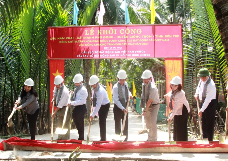 Lãnh đạo địa phương, nhà tài trợ tổ chức động thổ khởi công công trình cầu Năm Khai.
