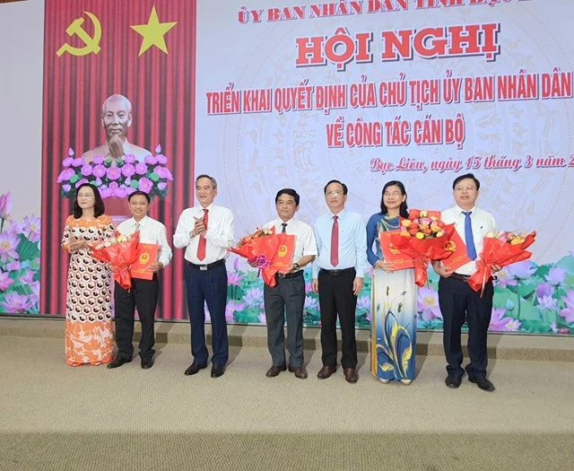 Lãnh đạo tỉnh Bạc Liêu trao quyết định, tặng hoa Ban Giám đốc Sở Khoa học và Công nghệ tỉnh.