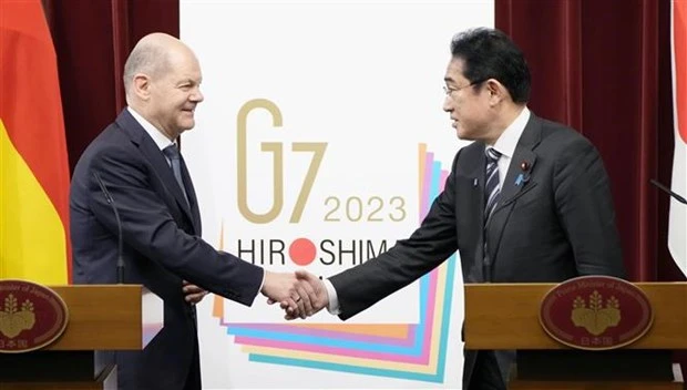 Thủ tướng Nhật Bản Fumio Kishida (phải) trong cuộc họp báo chung với Thủ tướng Đức Olaf Scholz tại Tokyo, ngày 18/3/2023. (Ảnh: Kyodo/TTXVN)