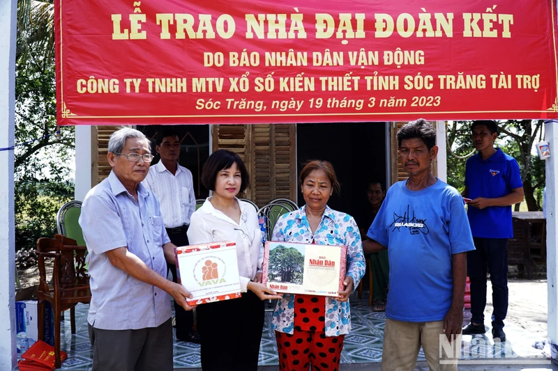 Đại diện Báo Nhân Dân trao nhà Đại đoàn kết và quà cho gia đình anh Phên.