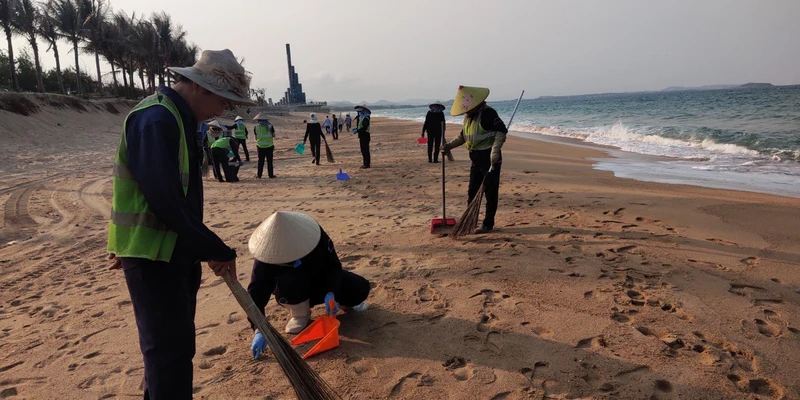 Thành phố Tuy Hòa huy động lực lượng khẩn trương thu dọn khắc phục sự cố tràn dầu tại bờ biển.