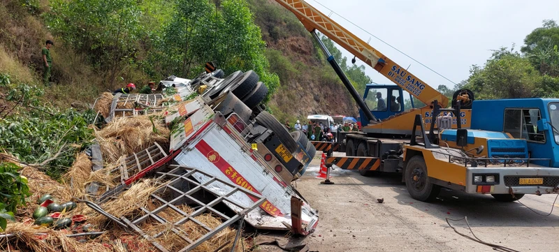 Lực lượng cứu hộ Công an tỉnh Phú Yên đang đưa người bị kẹt trong xe ra ngoài trong vụ tai nạn tại huyện Tuy An. 