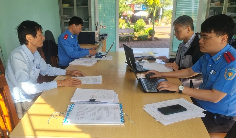 Đoàn công tác Sở Giao thông vận tải tỉnh Gia Lai kiểm tra hồ sơ lưu trữ tại Trường cao đẳng Gia Lai.
